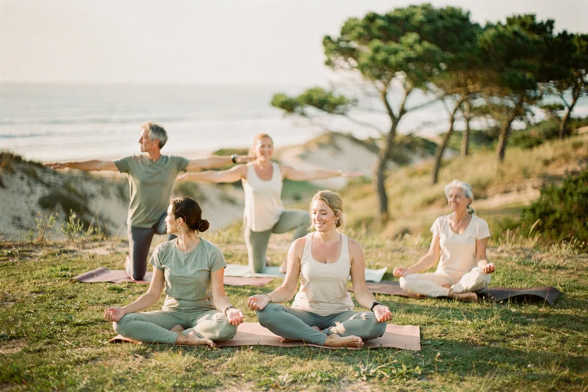 Petit groupe pratiquant un yoga doux en plein air face à la côte vendéenne
